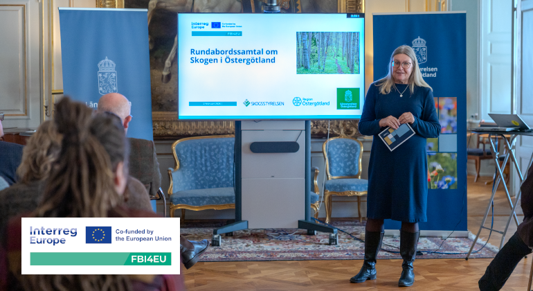 Personer på träff i skogen